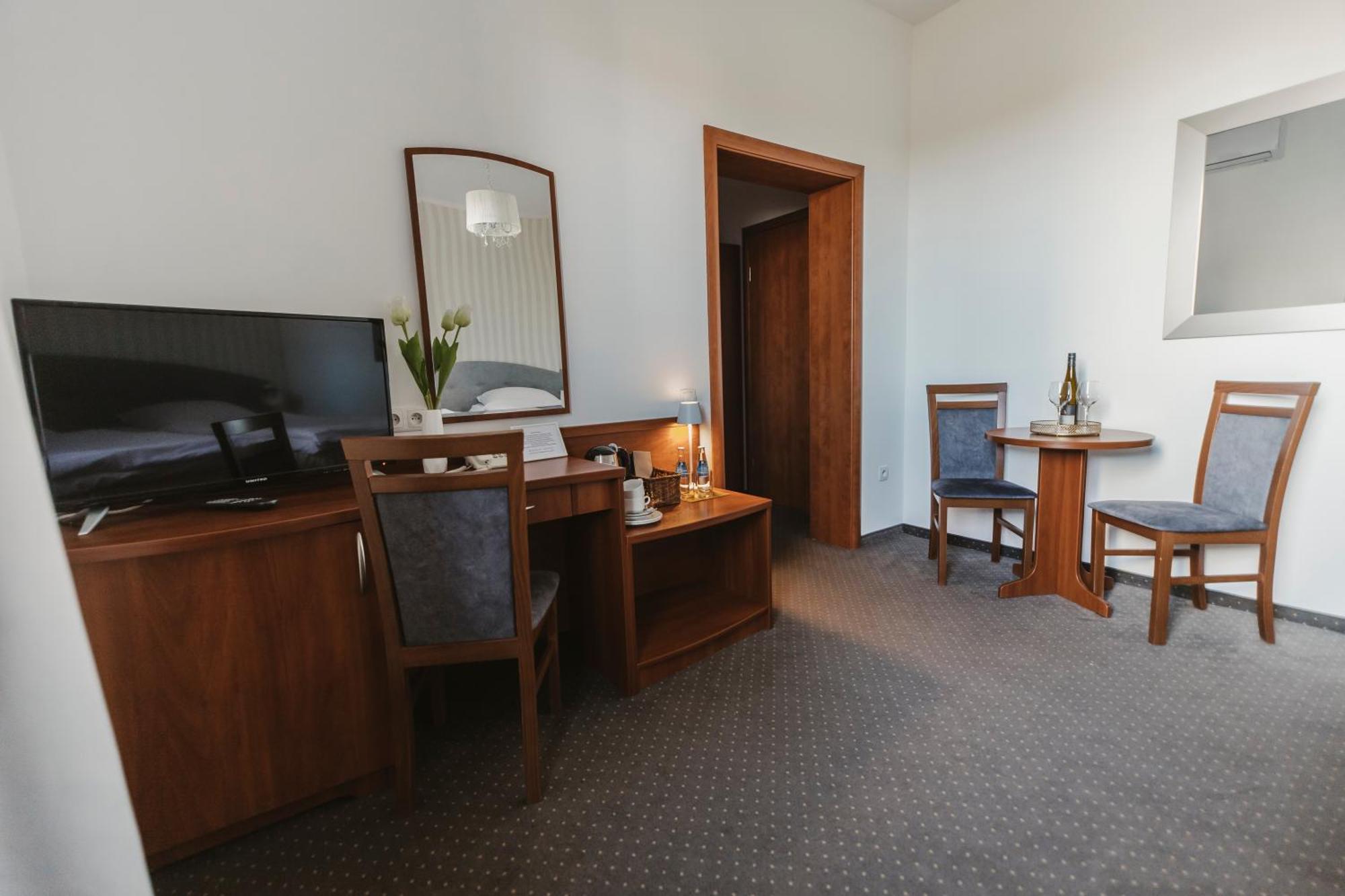 Hotel I Restauracja Borowianka Ostrów Wielkopolski Esterno foto