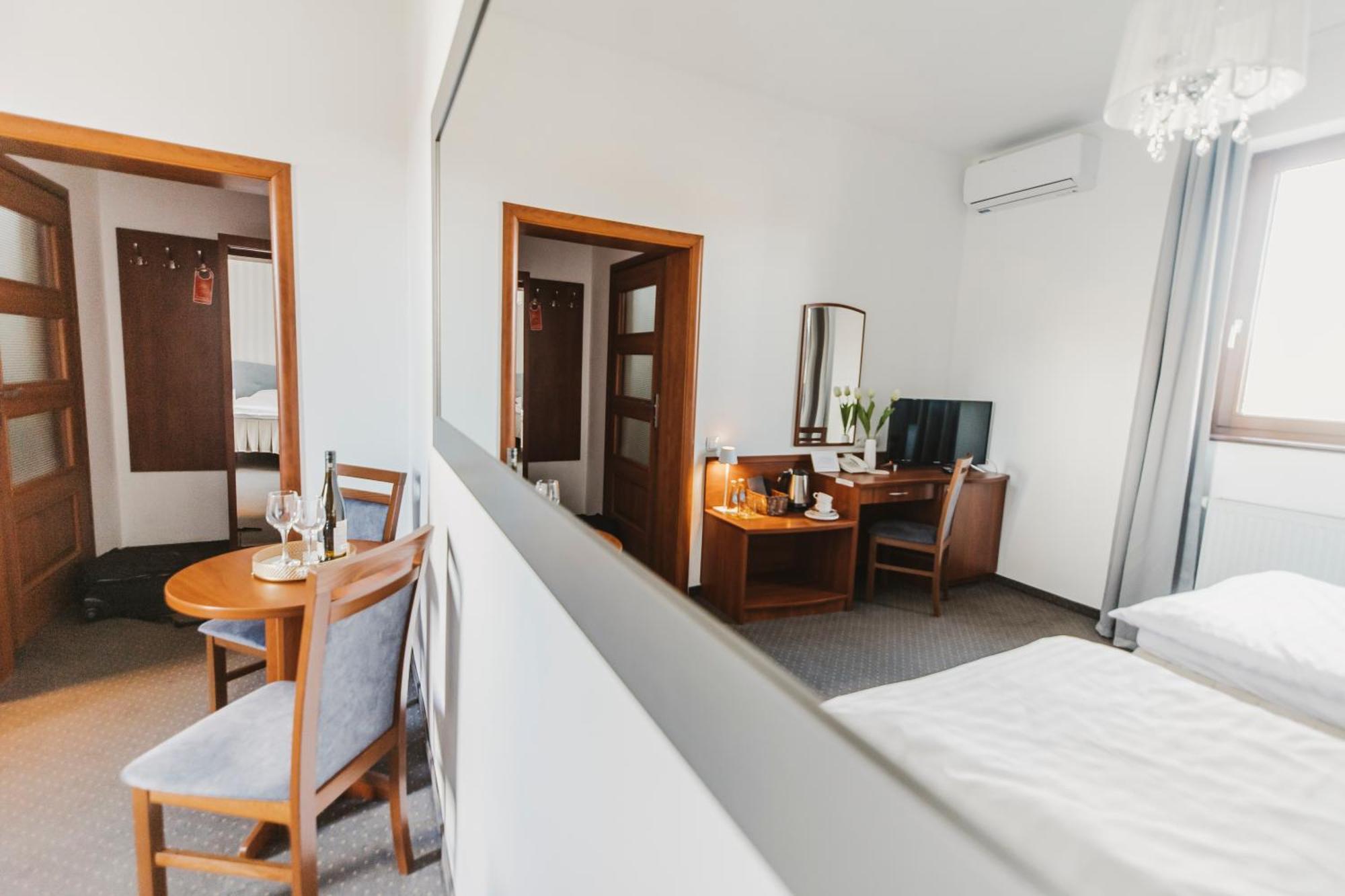 Hotel I Restauracja Borowianka Ostrów Wielkopolski Esterno foto